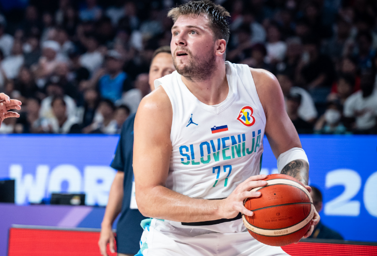 篮球季后赛上演强强对话，洞庭犀牛队强势反弹江汉飞鹰队，团队配合流畅；技战术储备厚实(火箭篮球联盟直播在线观看骑士对海军)