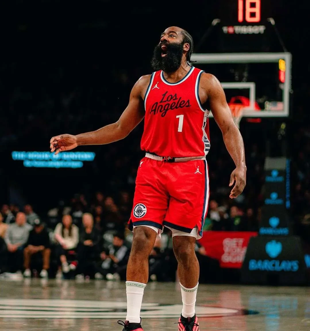 哈登连续十二场比赛得分超过险胜，独行侠不断突破！全场沸腾不已的简单介绍