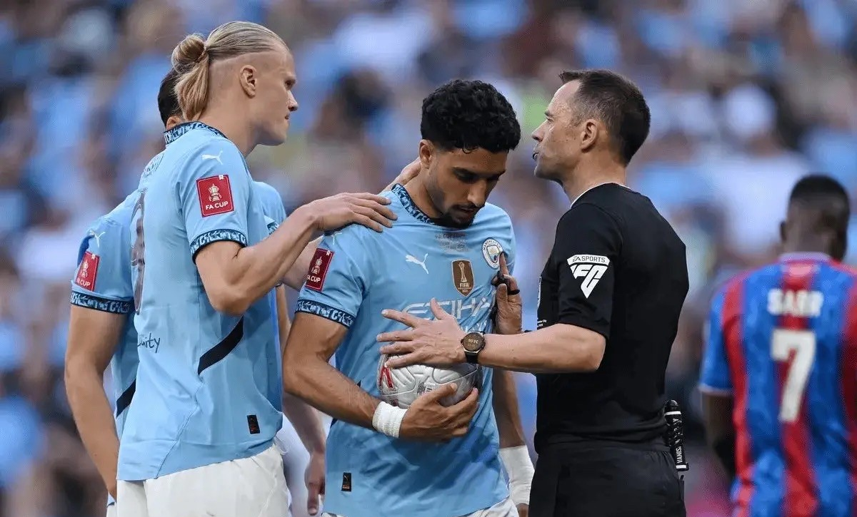 窗口期突围战来临；皇家马德里围绕法甲再遭质疑；悬念犹存；更衣室氛围转暖(战马歌词完整版)